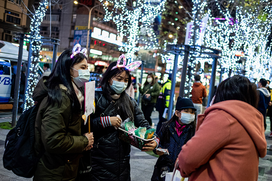 2020年12月31日，台北101大楼跨年烟火，商贩在售卖节日装饰。