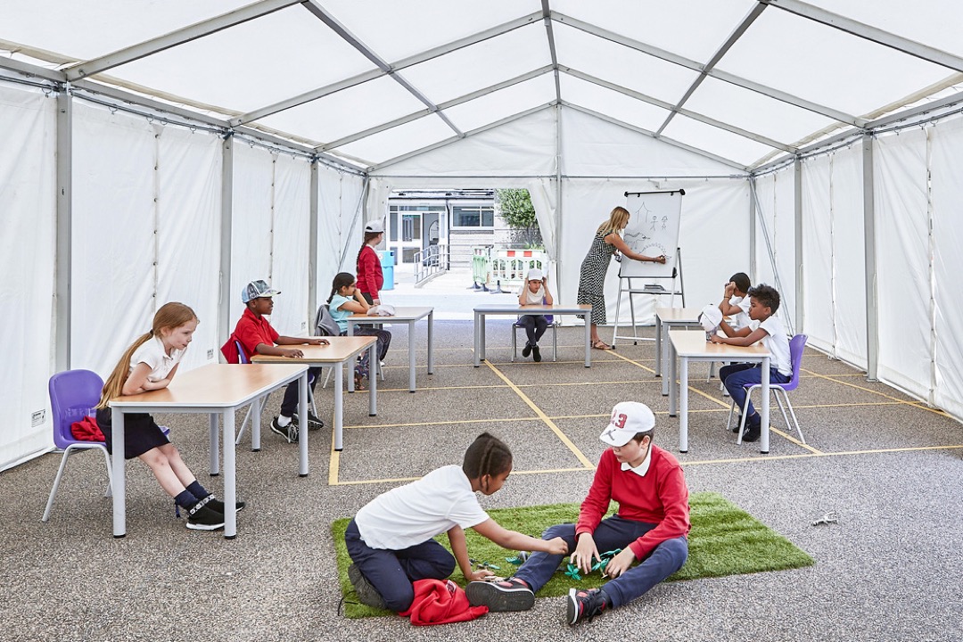 英国伦敦东边塔村区（Tower Hamlets）万纳菲小学（Manorfield Primary School）和北伦敦一间小学正在试行帐篷课室授课。