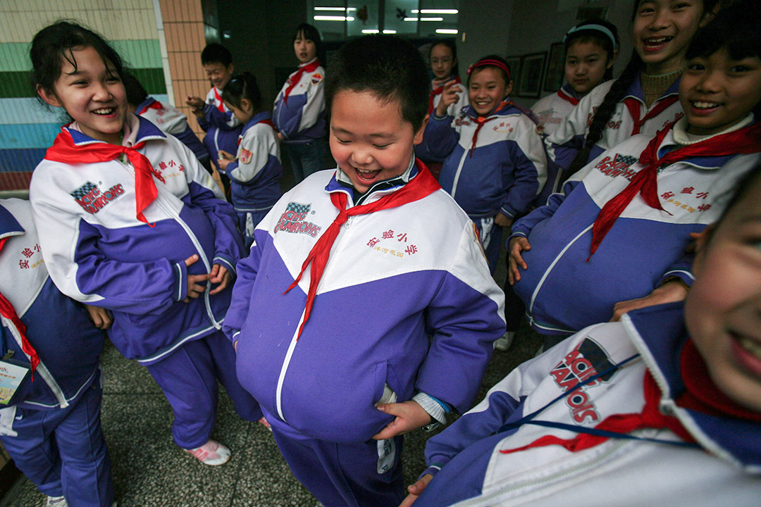 中国重庆市, 小学举行的国际妇女节庆祝活动期间，学生们举着书包打扮成孕妇，以感受母亲们经历的一切。