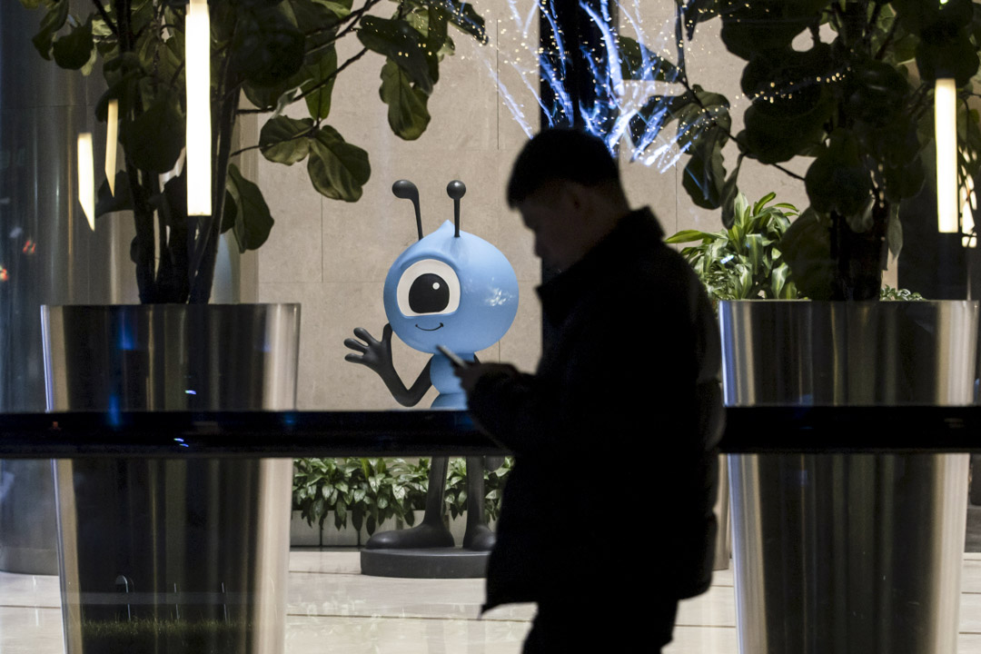 2021年1月20日，一名員工走過螞蟻集團在杭州的總部。攝：Qilai Shen/Bloomberg via Getty Images