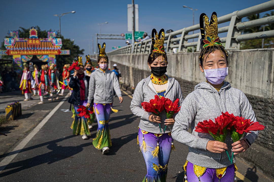 參與王船醮祭典，信仰圈內的男女老少皆各有其職。