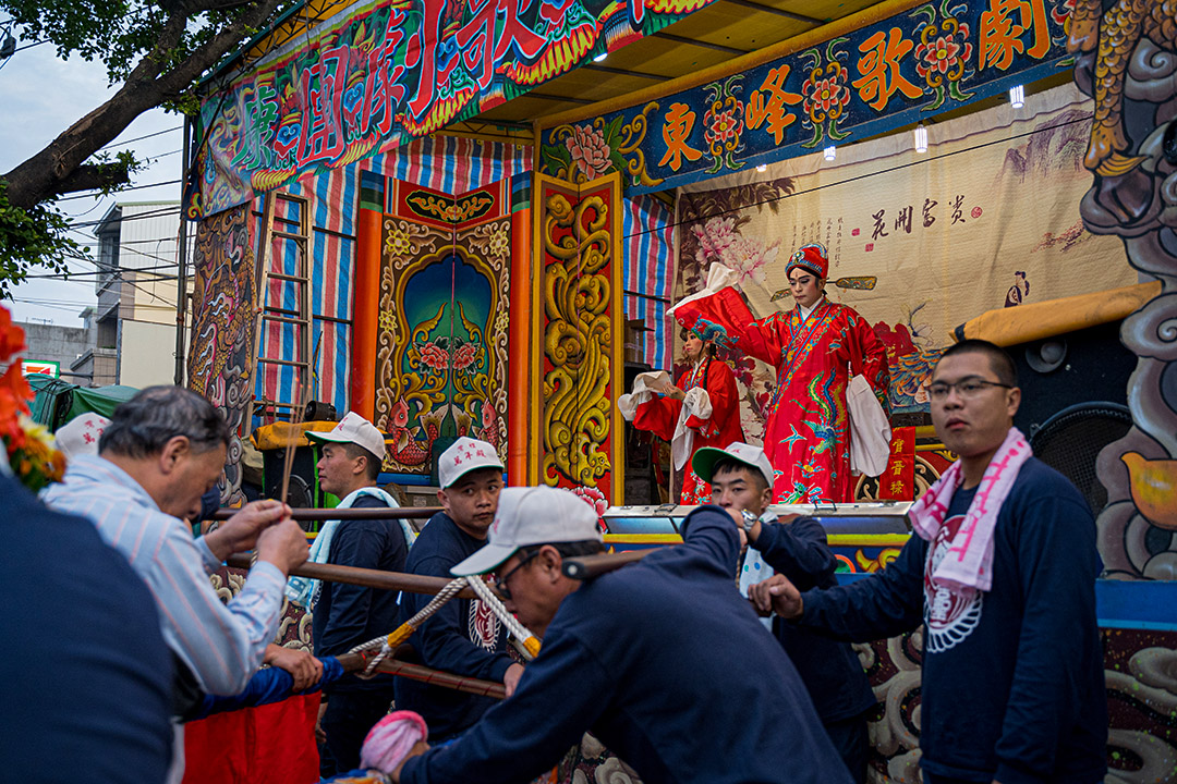 廟前酬神，由高雄當地的東峰歌劇團演出歌仔戲。