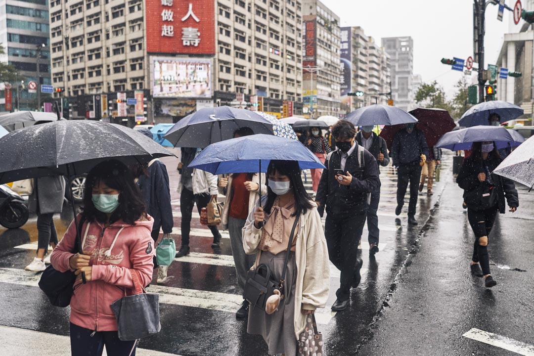 2020年12月02日，台北街上戴着口罩的市民。