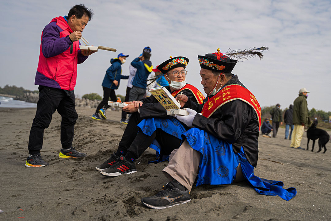 舉辦王船醮，需地方信仰圈內的人士同心協力。在祭典開始前，萬福宮以擲筊方式決定正副主會、主醮、主壇、主普等人選，圖中為負責主壇工作的信眾。