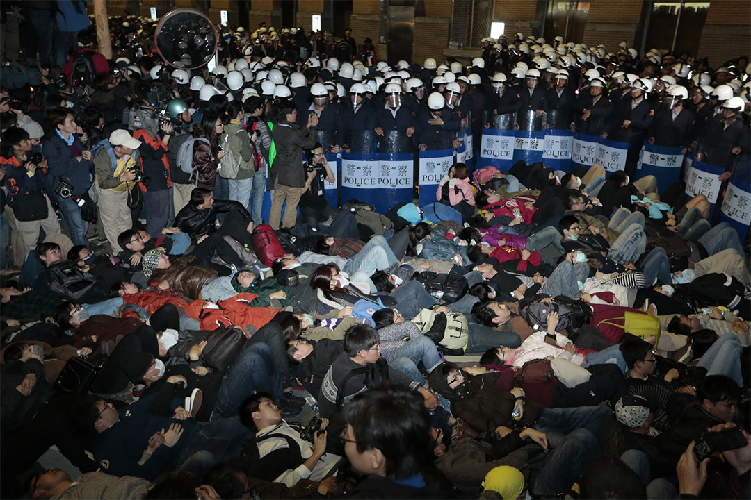 2014年3月24日凌晨，示威者反對《海峽兩岸經濟合作架構協議》（ECFA），警察在行政院外準備清場。攝：Ashley Pon/Getty Images