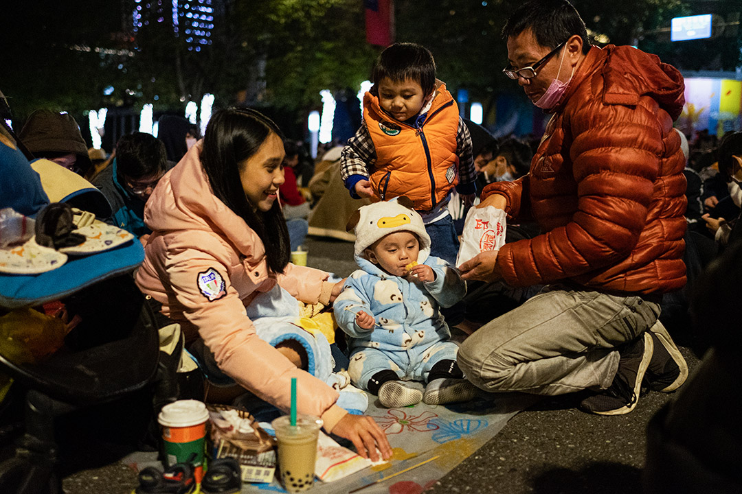 2020年12月31日，台北101大楼跨年烟火，市民等待倒数。