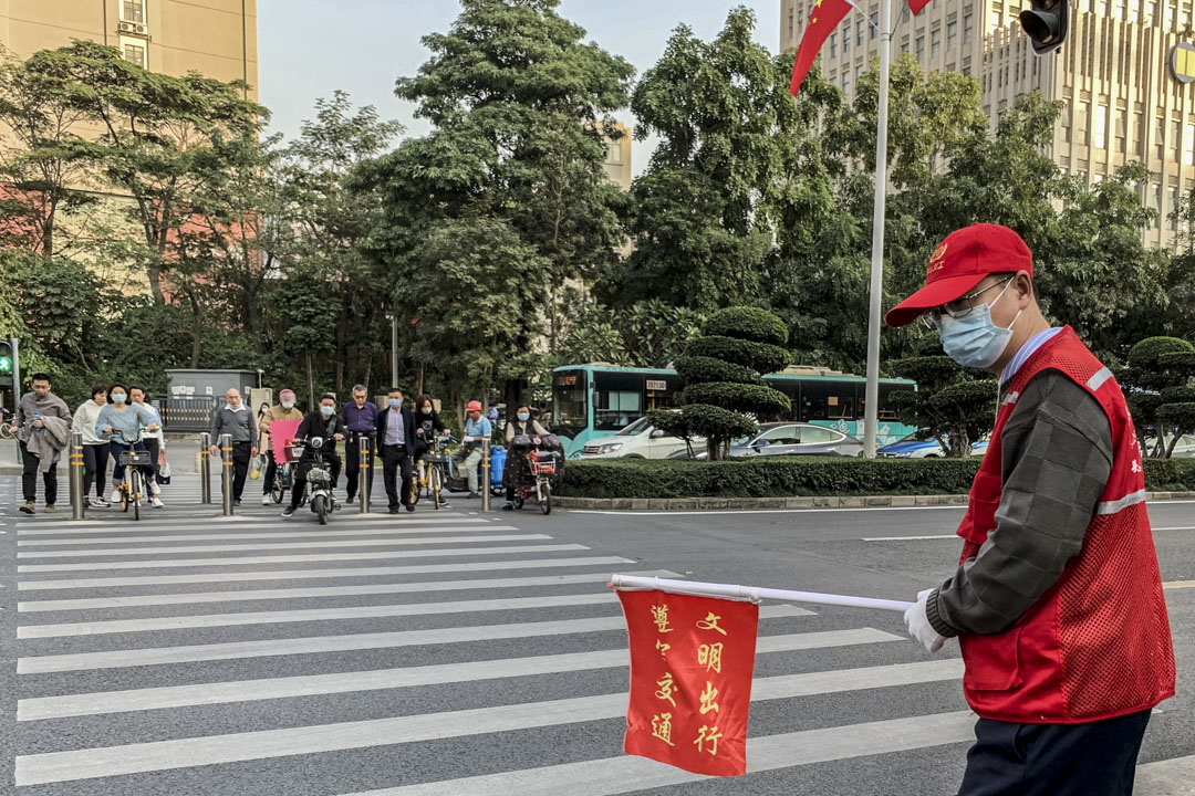 街道辦的指揮交通志願者。