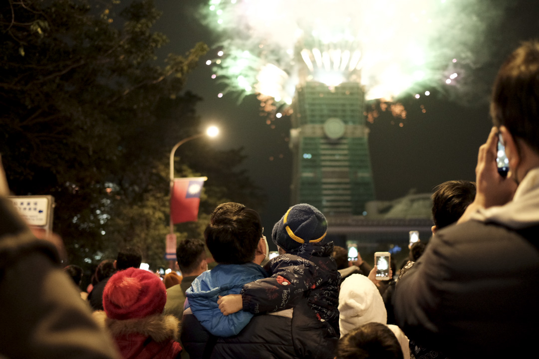 2021年1月1日，台北101大楼施放跨年烟火。