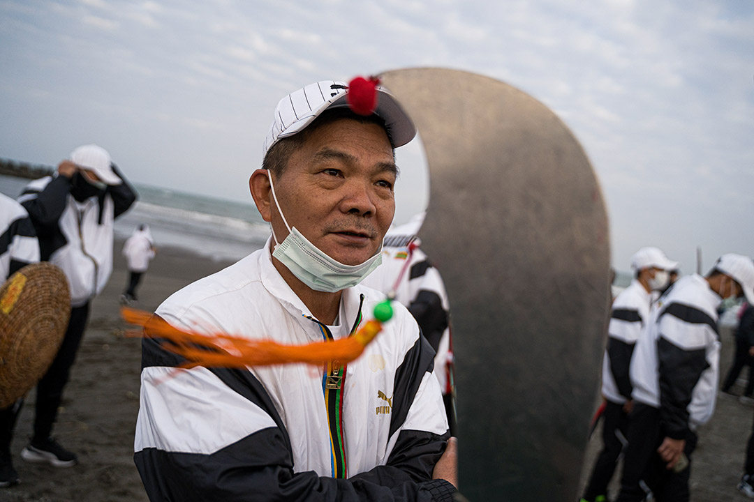 信眾來到海邊，準備參與「送王」儀式。