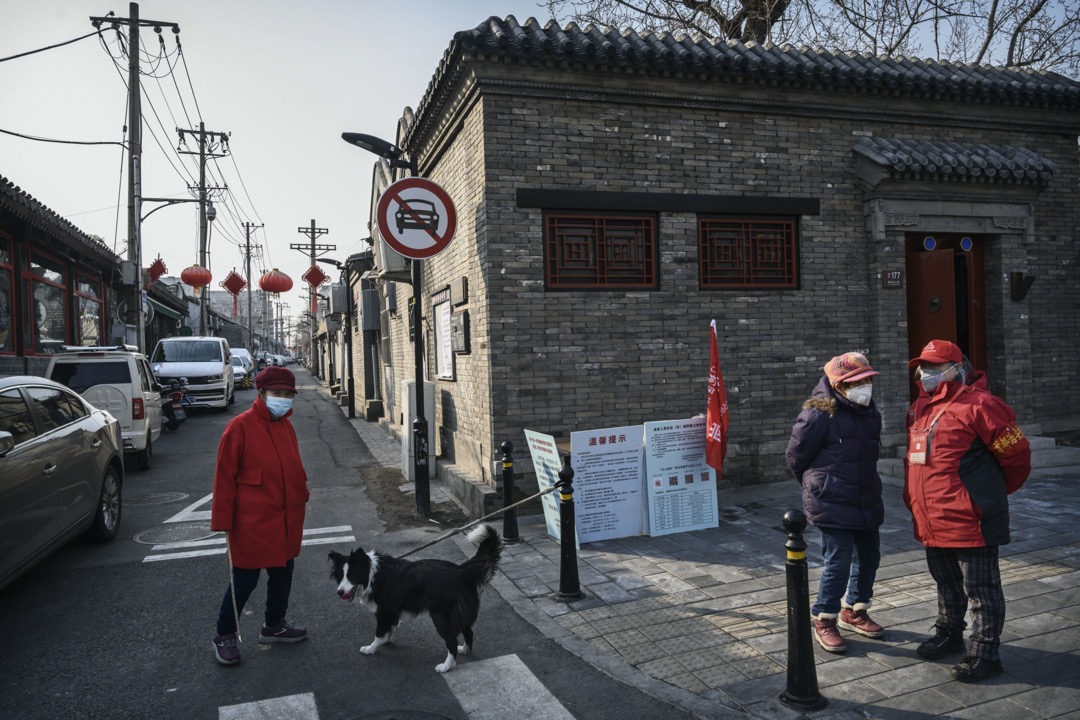 2020年2月，北京，居委會成員在胡同入口控制出入人流，防止新冠病毒在區內傳播。