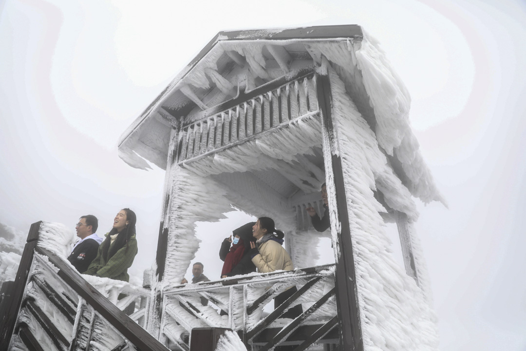 2020年12月5日，湖南永州市的游客在风雪中游览。