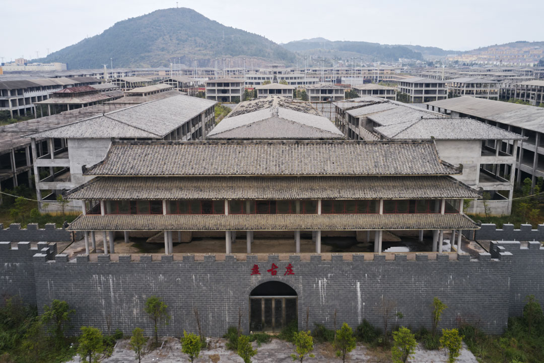 外形怪诞的“盘古庄”前身是麻万镇规划的农产品集散中心，动工后经历了从商贸城到旅游—会展中心的多次功能变更，其实际控制人、湖南商人刘东旺已经在2020年被判刑。