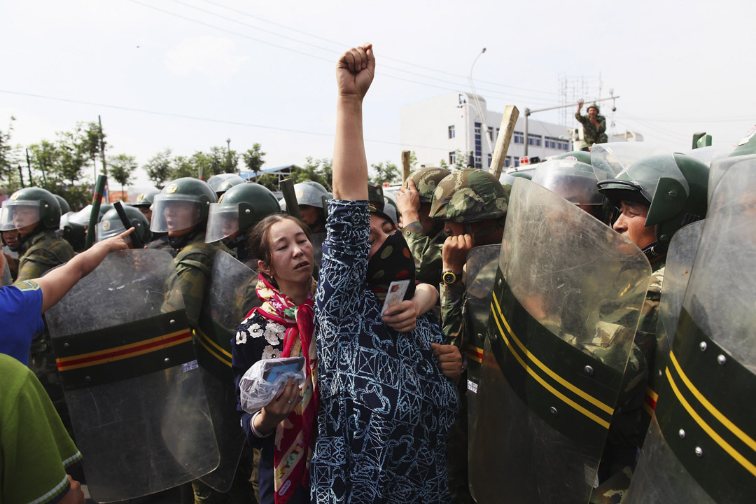 2009年7月7日，乌鲁木齐的维吾尔妇女在警察前面抗议。