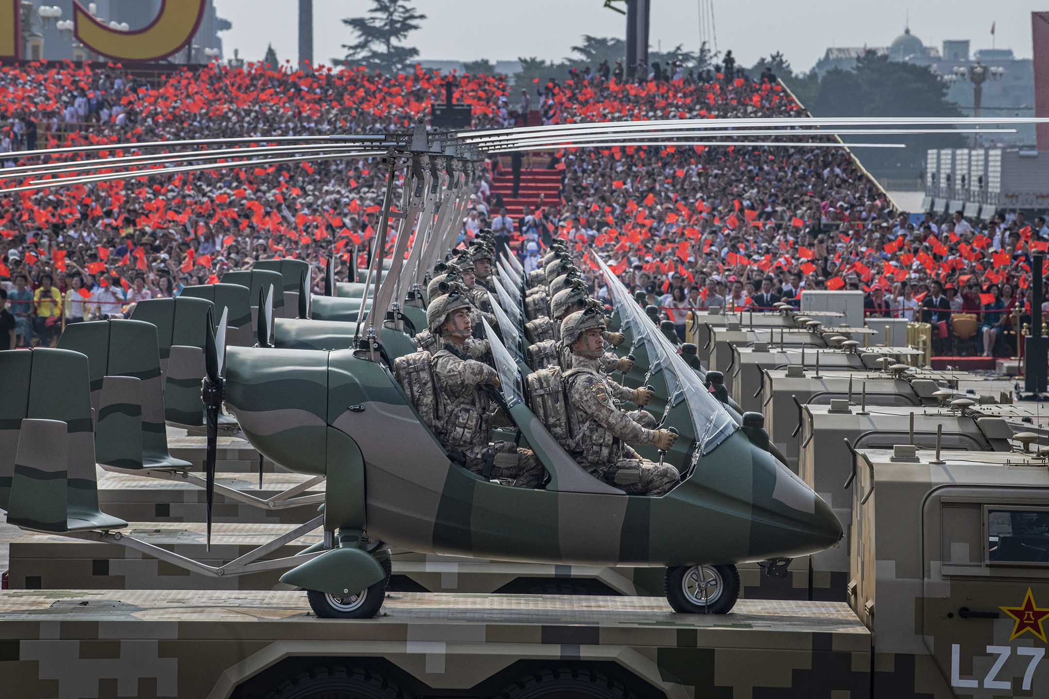 2019年10月1日北京天安门广场 ，中国士兵坐在直升机上，庆祝中华人民共和国成立70周年。