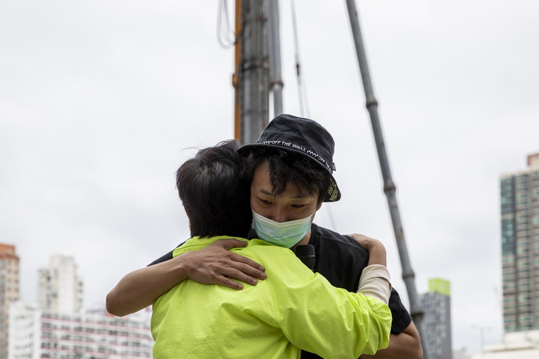 2021年2月28日，民主派初选九龙西参选人黄碧云及岑子杰，下午1时半左右到达油麻地警署准备入内续保报到，期间二人拥抱。