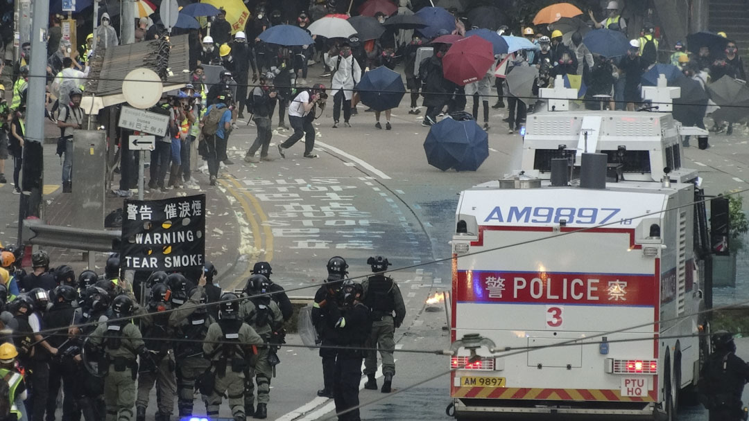  《哀悼》Mourned，香港人为民主的衰落而哀悼，外佣则为自己祖国被恐怖份子杀害的人哀悼。