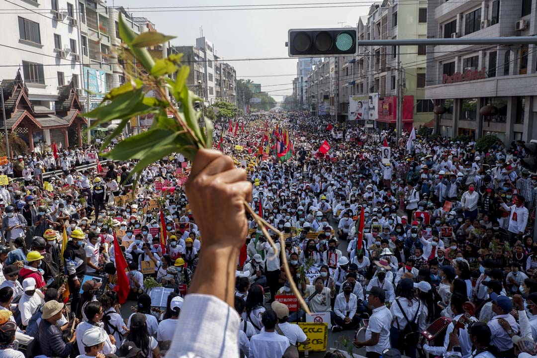 2021年2月22日，缅甸示威者发起22222全国大罢工，曼德勒挤满上街群众。