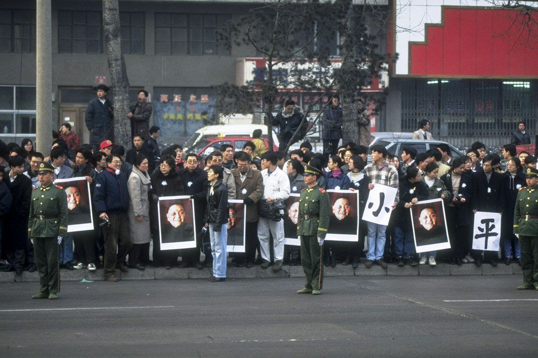 1997年2月24日，哀悼者擁擠在長安大街，並舉著他的肖像，向已故領導人鄧小平致敬。