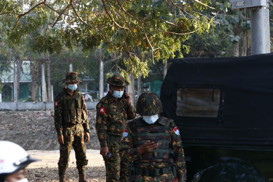 2021年2月2日，緬甸首都奈比多，有軍人在一所賓館外駐守。