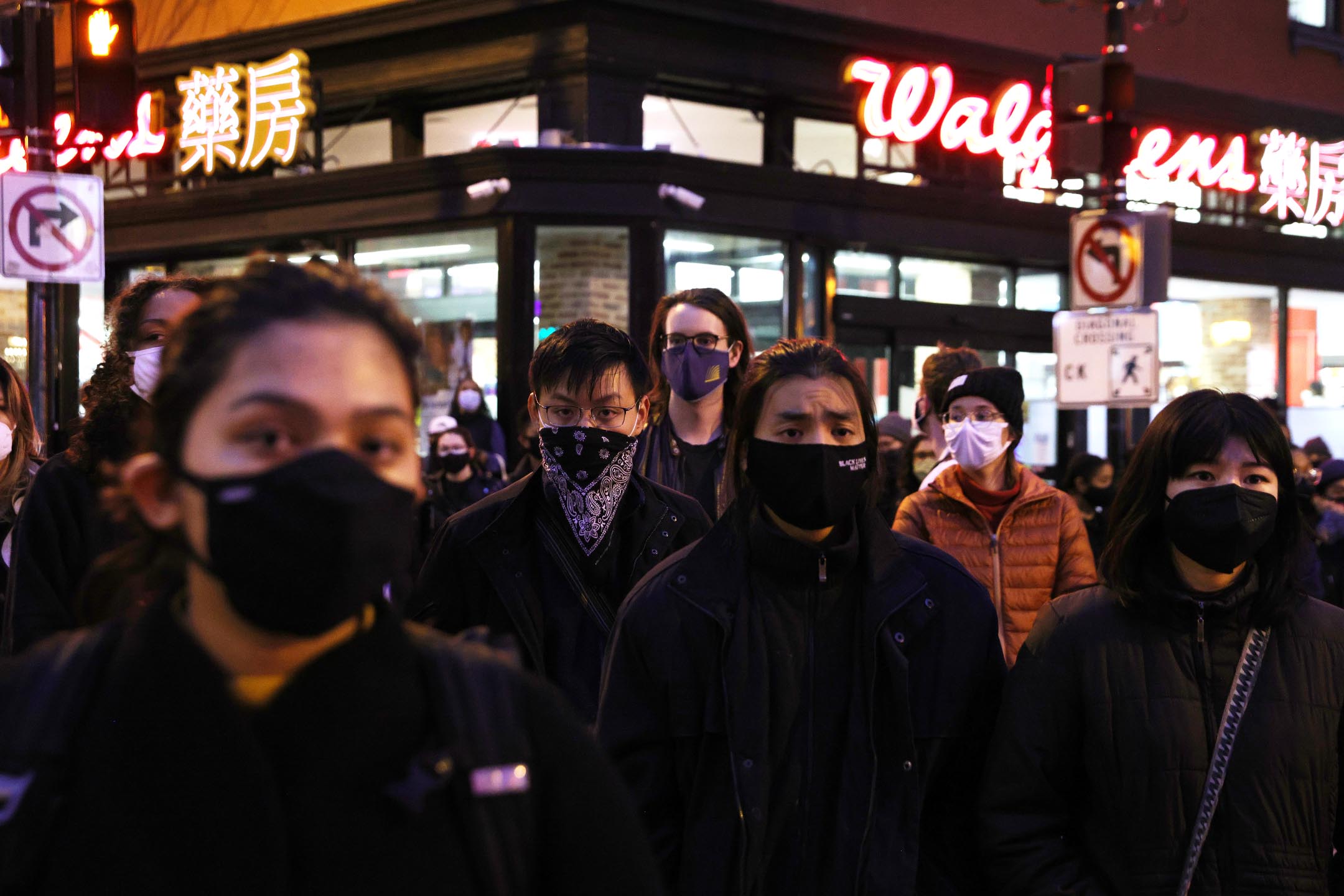 2021年3月17日華盛頓，群眾參加了守夜活動，回應亞特蘭大按摩院槍擊案。