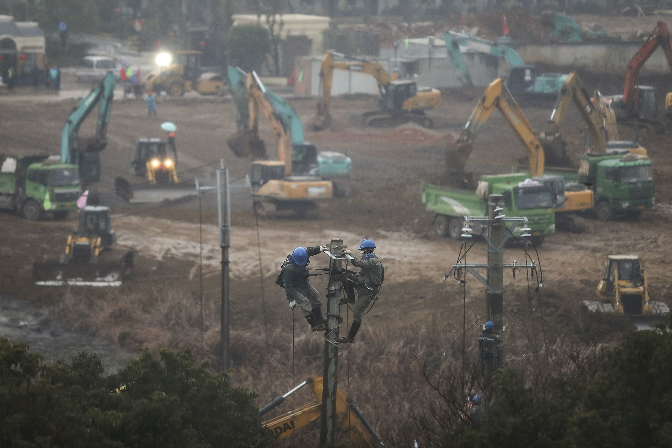 2020年1月24日武汉，两名工人在修建一所新的医院。