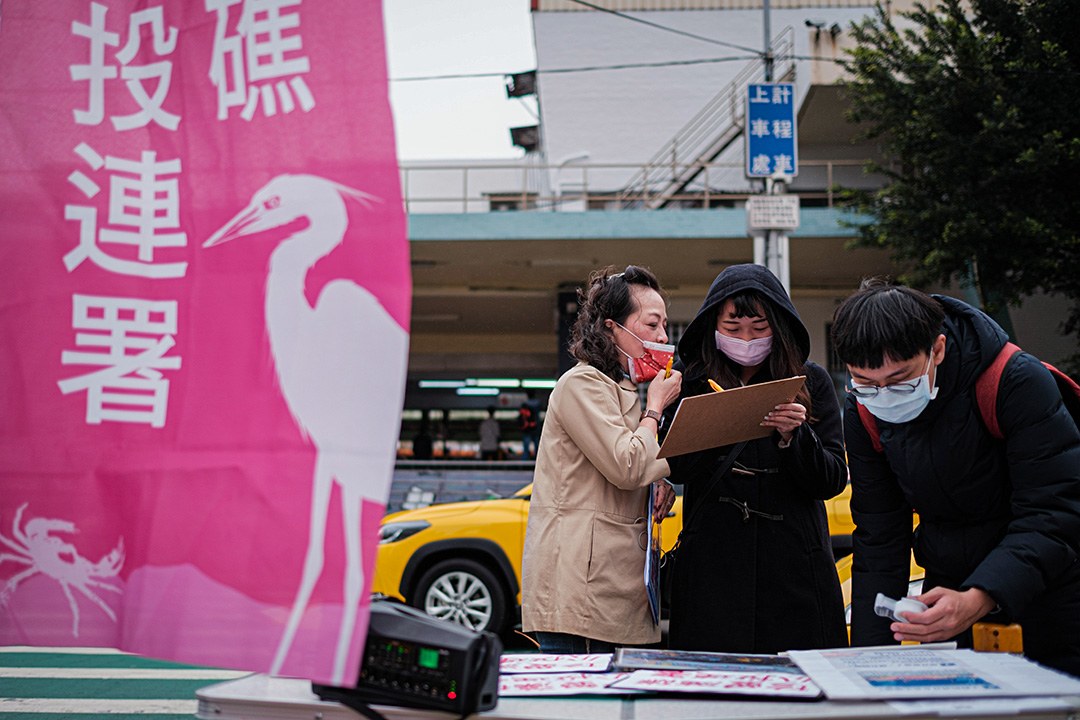 2021年2月28日台湾中坜，志工摆摊呼吁市民支持藻礁公投的连署。