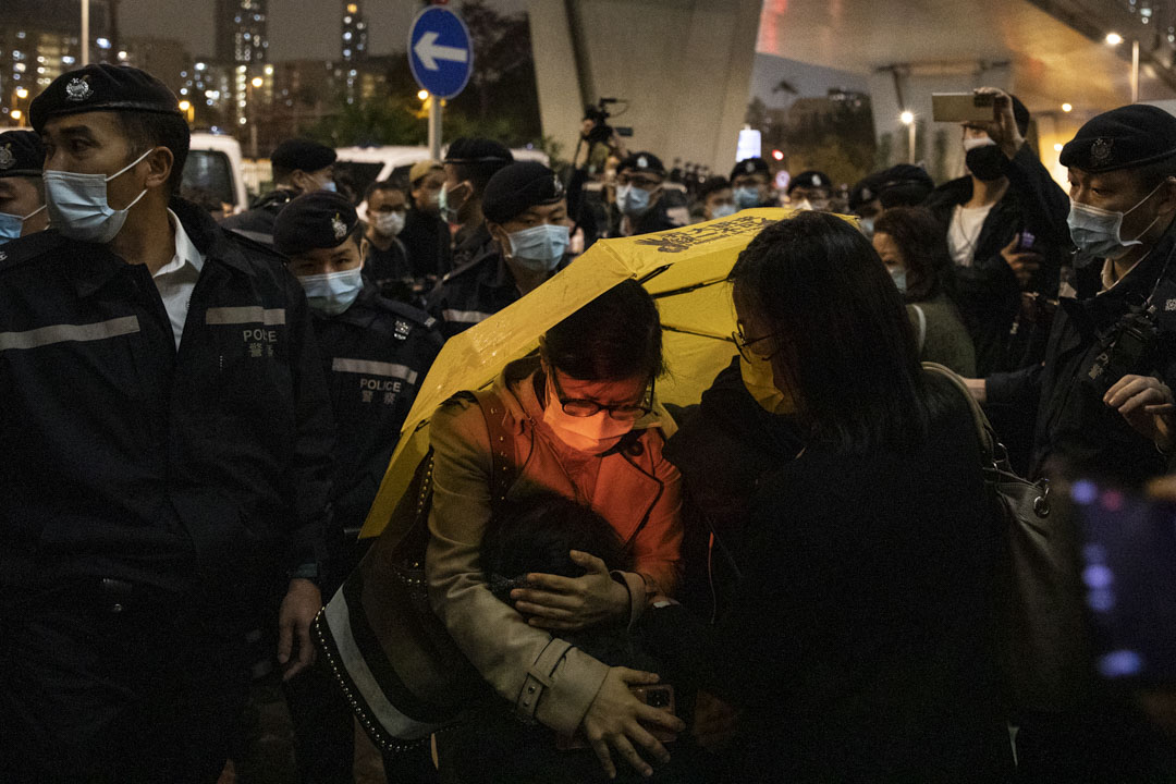 2021年3月4日，西九龙法院大楼外的声援市民得悉裁判结果后哭泣。