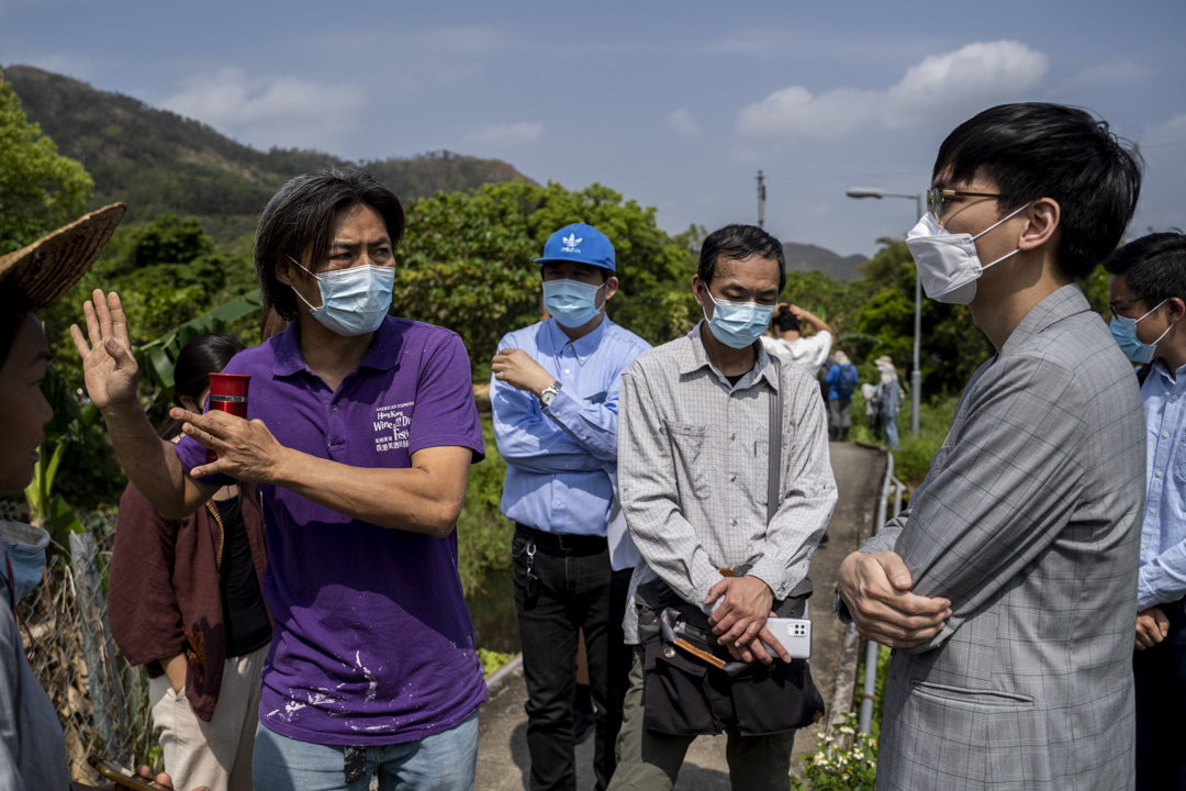 2021年3月15日烈日下，戚师傅与欲进行青苗点算的渔护处及地政人员重申反对立场。