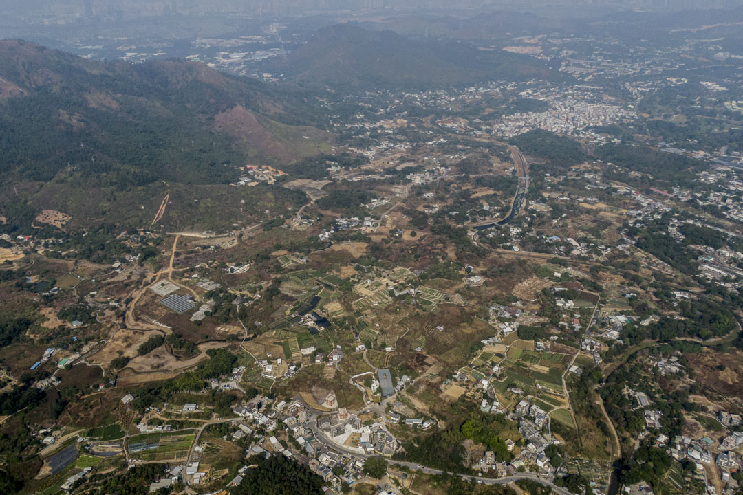 蕉径地理位置深入新界上水郊野，是一个从粉岭公路分支延伸出去的村落，三面环山，北面与长沥村接连。