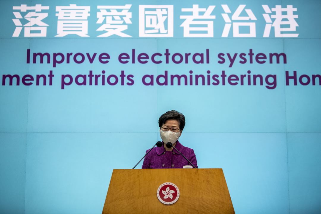 2021年3月8日，行政長官林鄭月娥從北京返港後，就全國人大會議將審議修改香港選舉制度的事見記者。