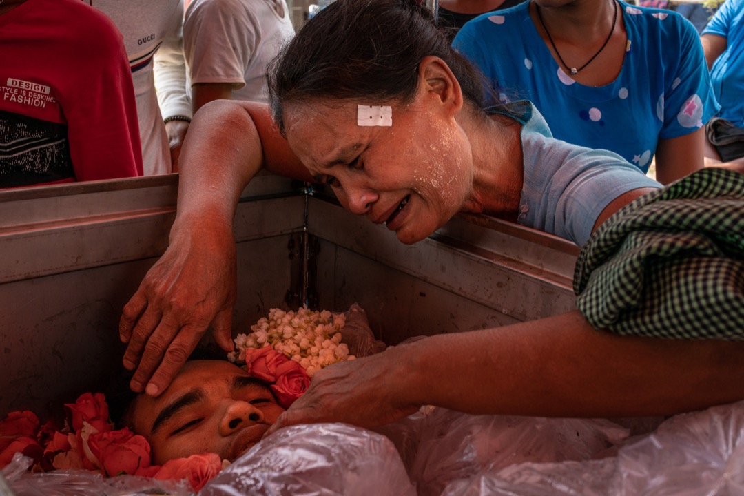 2021年3月27日，緬甸仰光，20歲的 Aung Zay Min 在晚上被當地安全部隊槍殺，親屬在棺材旁痛哭。