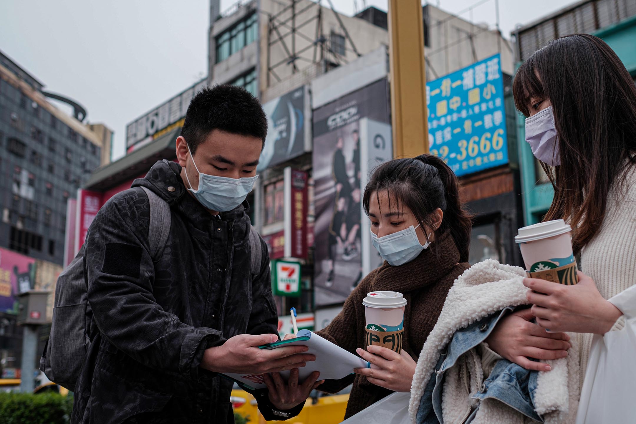 2021年2月28日台湾中坜，志工摆摊呼吁市民支持藻礁公投案的连署。