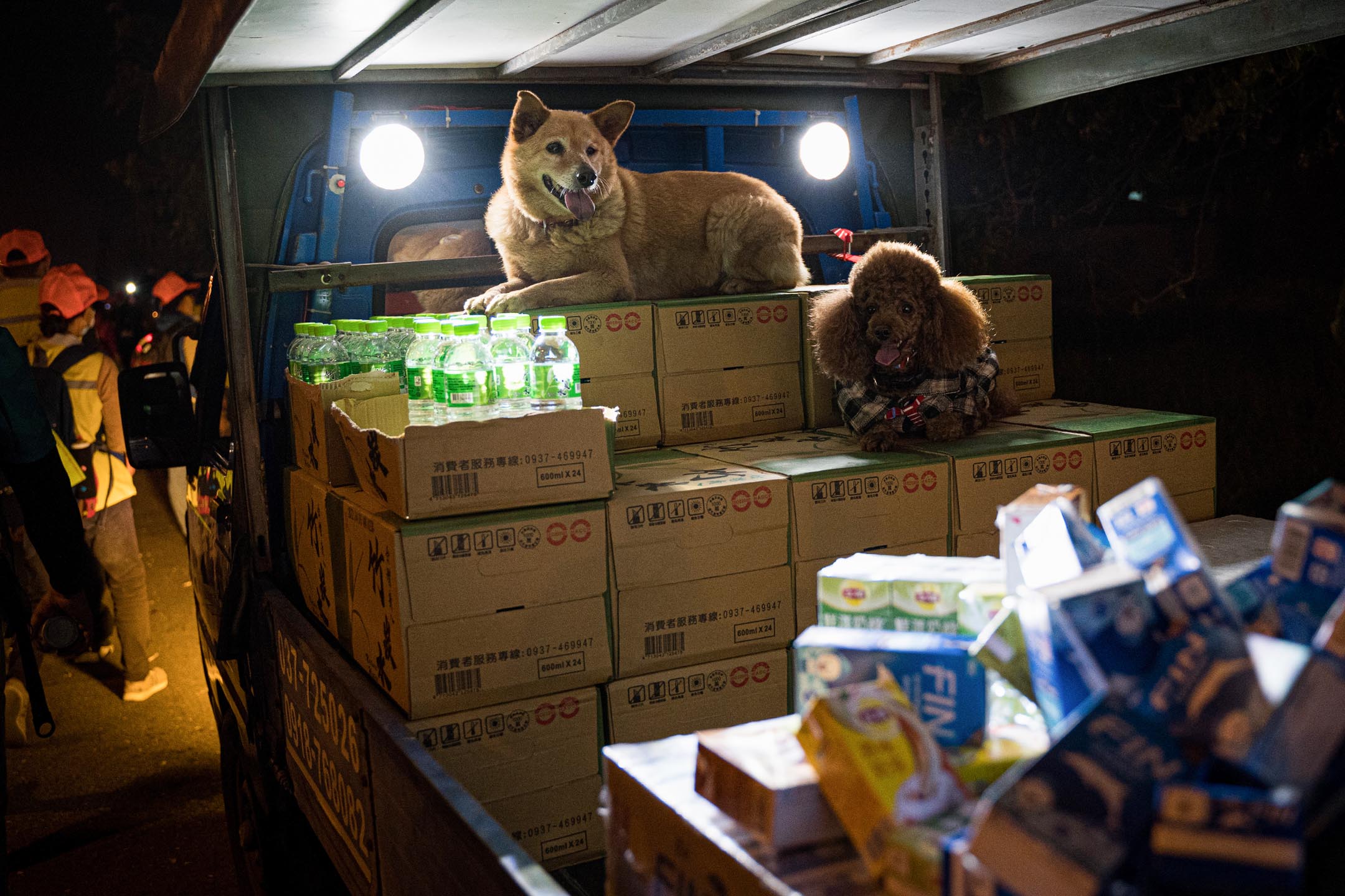 沿途均有人免费提供瓶装水、饮料、水果、热食，让信众果腹。