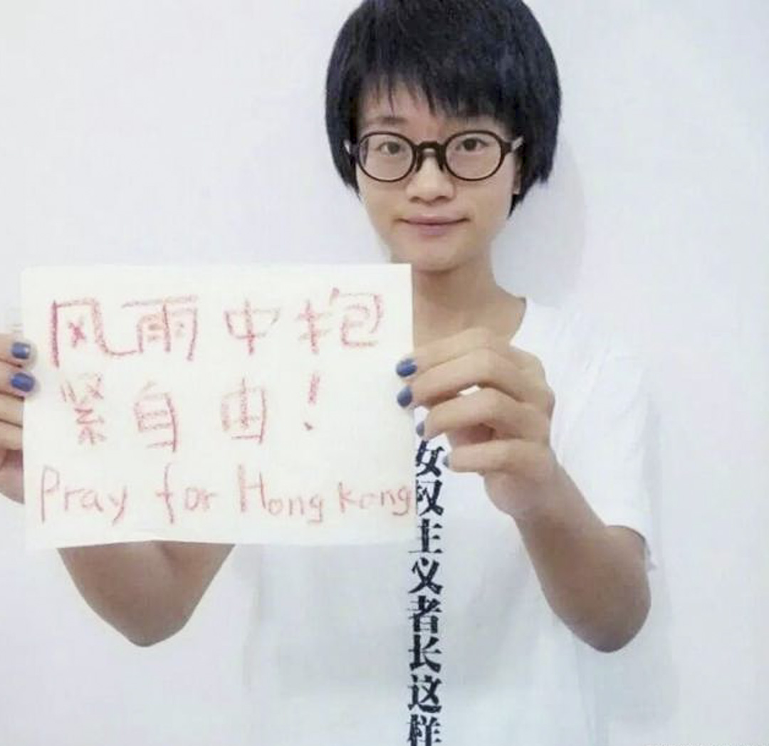 肖美麗在2014年手舉標語寫着「風雨中抱緊自由！Pray for Hong Kong」的照片，被民族主義者宣稱她是港獨。