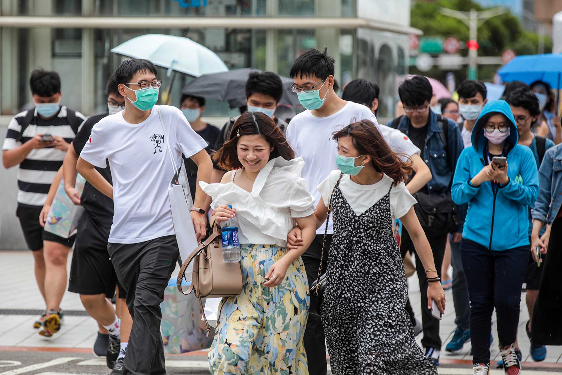 2020年7月30日台湾台北，行人横穿马路。