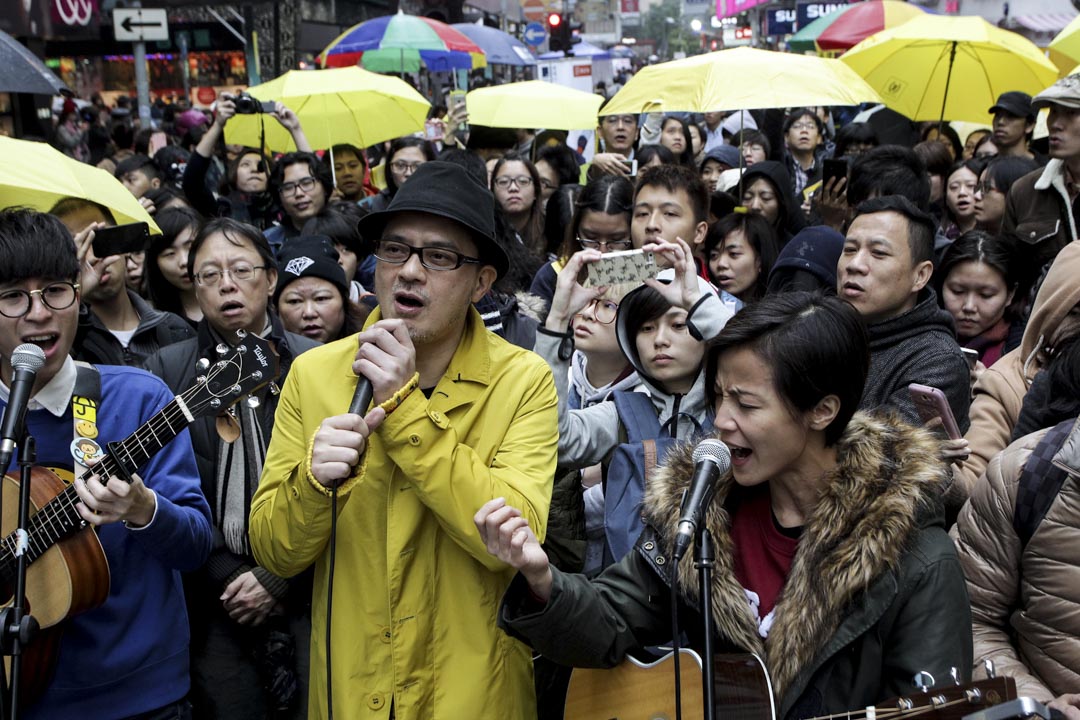 2014年12月25日，黄耀明与何韵诗在一个活动上演唱圣诞歌及“撑起雨伞”等歌曲。 