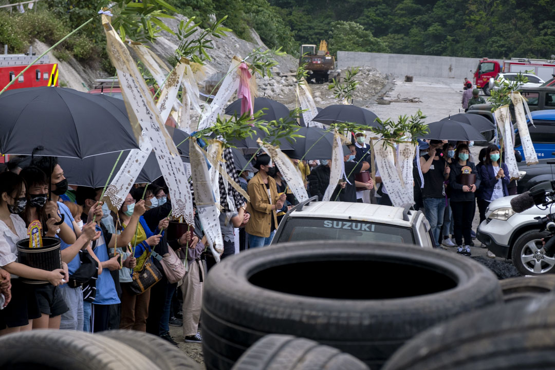 2021年4月3日，罹难者家属在太鲁阁号出轨事故现场进行路祭及招魂仪式，现场气氛哀伤。