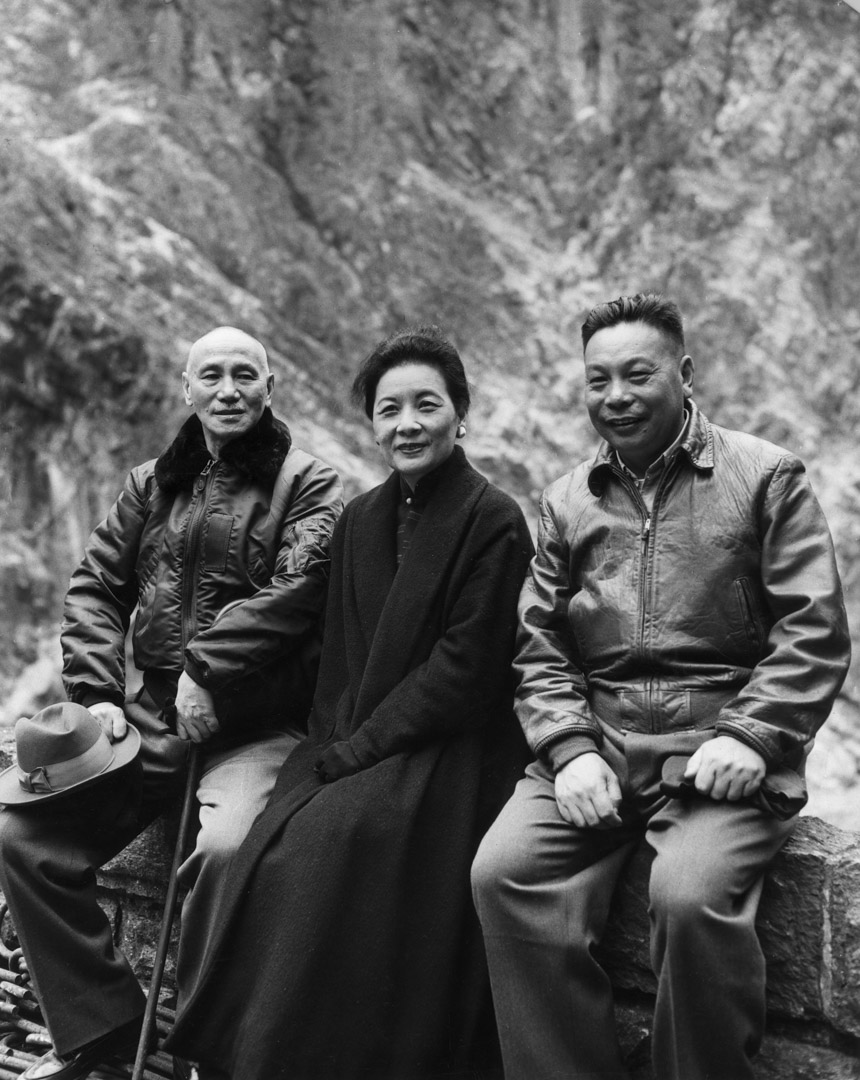 1950年代，蒋经国、父亲蒋介石与母亲宋美龄。