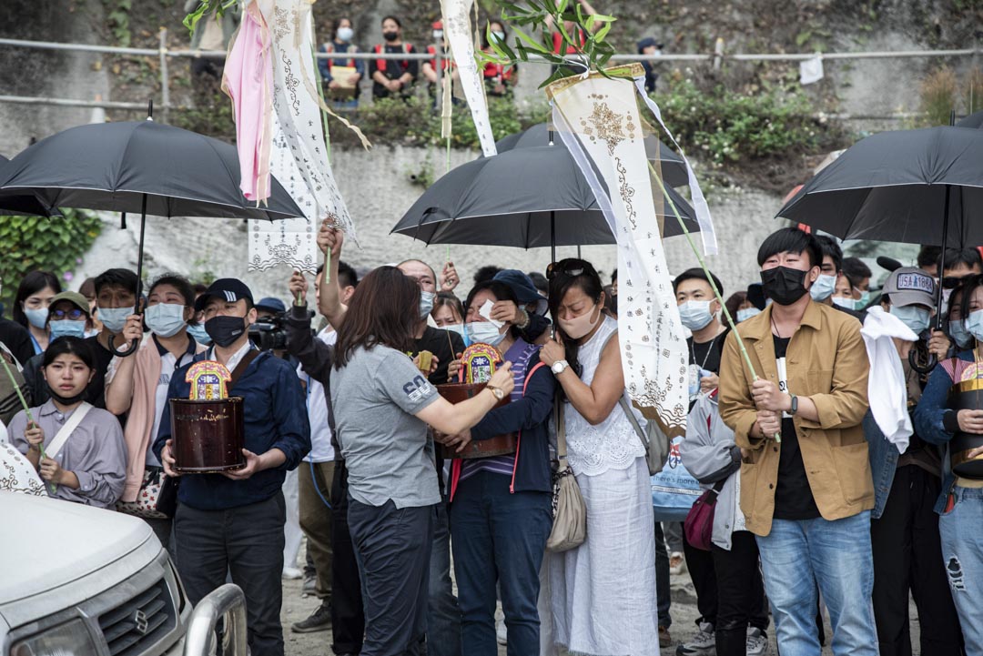 2021年4月3日，罹難者家屬在太魯閣號出軌事故現場進行路祭及招魂儀式，現場氣氛一片哀淒。