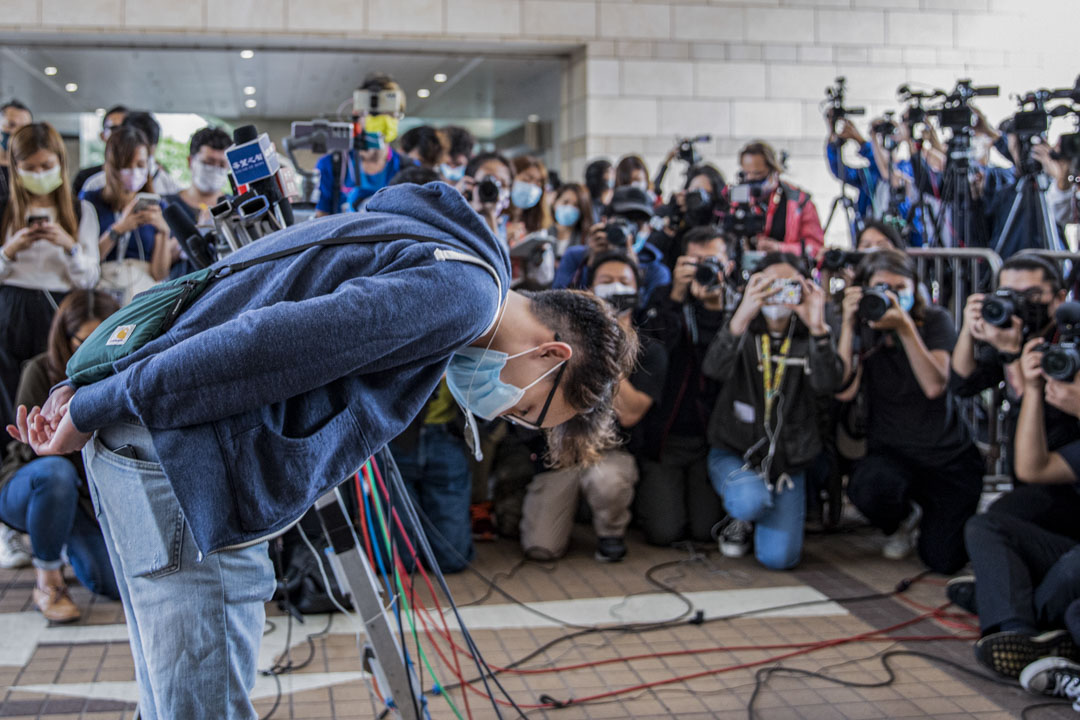 2021年4月16日，818流水式集会案判刑，民阵召集人陈皓桓于庭外向被判囚的多名民主派领袖，鞠躬致谢。