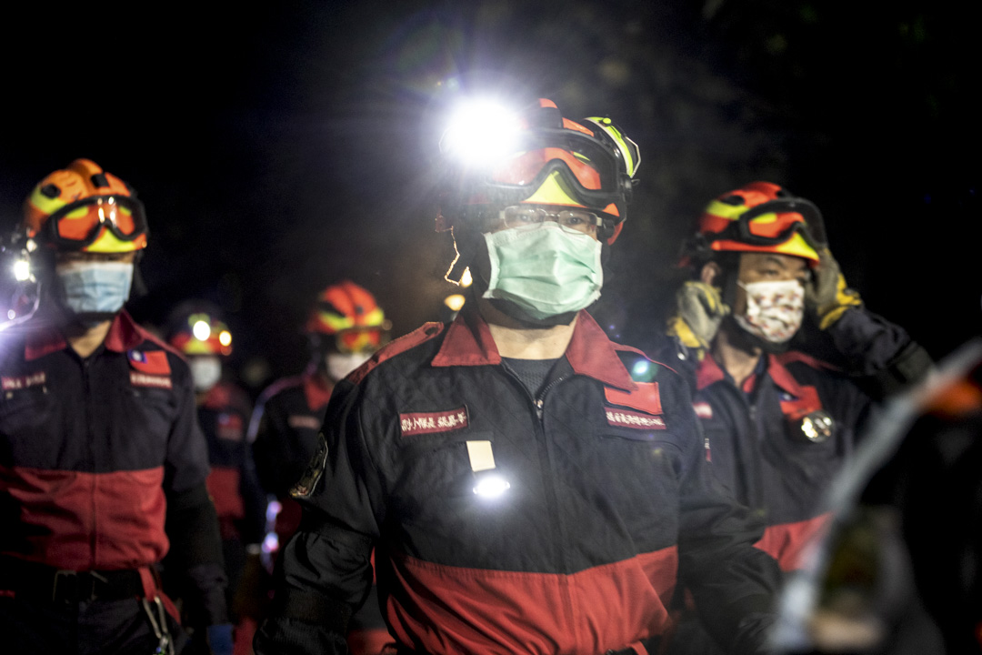 2021年4月2日晚上，台湾台铁太鲁阁号脱轨意外现场，救援队努力工作试图营救仍被困在火车上的受害者。