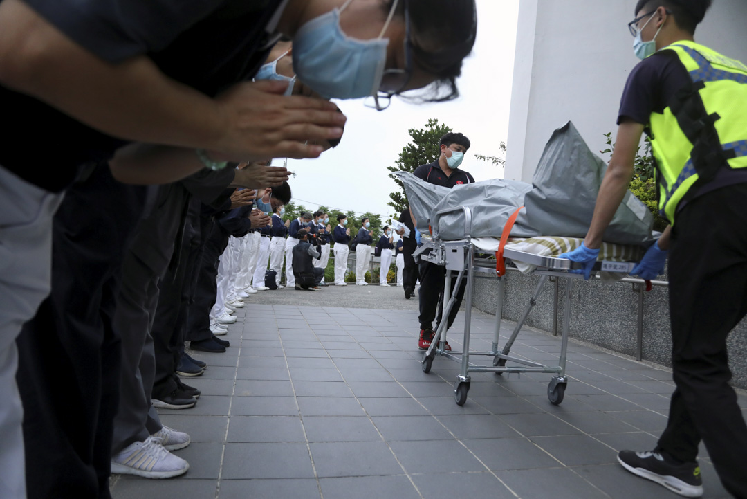 2021年4月2日，台灣台鐵太魯閣號脫軌意外後，慈濟基金會的成員在火車站向轉移中的車禍死者表示悼念敬意。