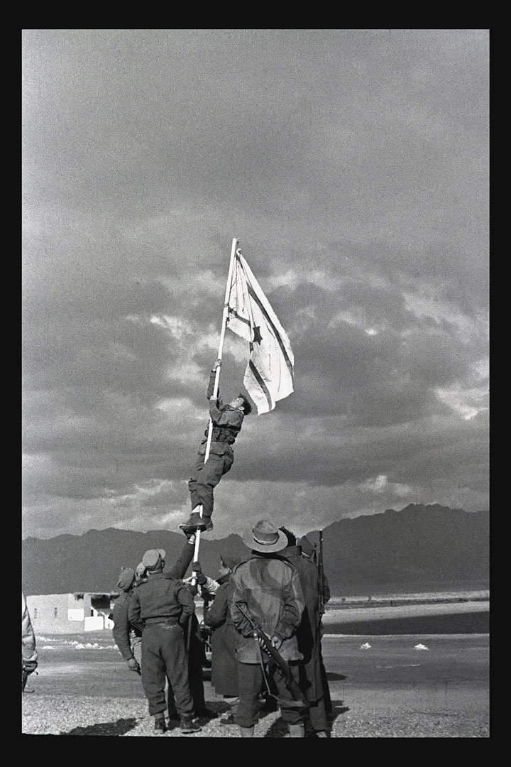 1949年3月10日，以色列军队举起国旗。