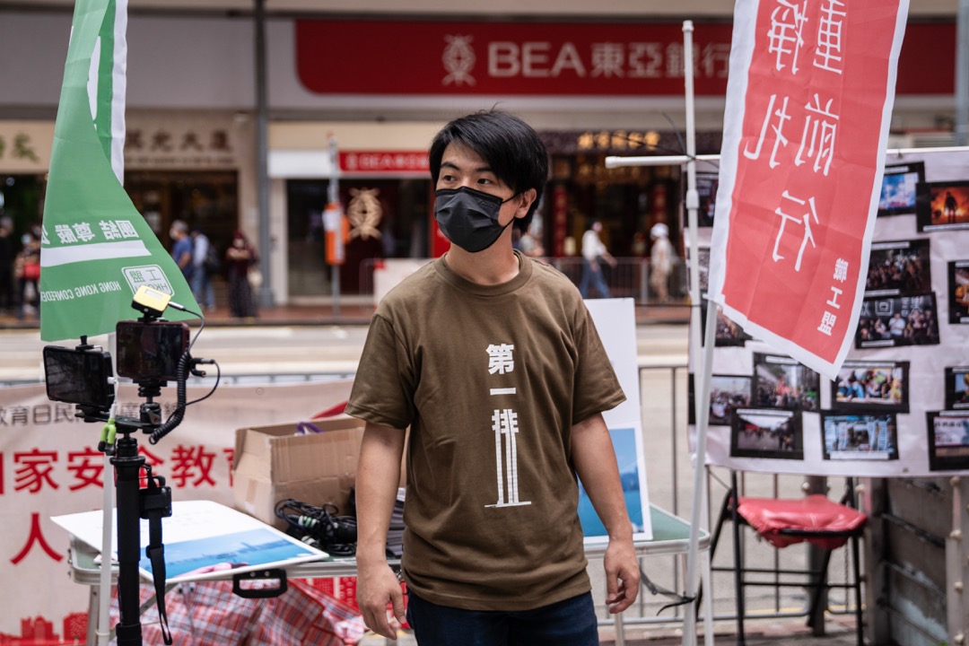 2021年5月1日，勞動節，職工盟以「亂世掙扎，負重前行」為題，鄧建華在銅鑼灣擺設街站。