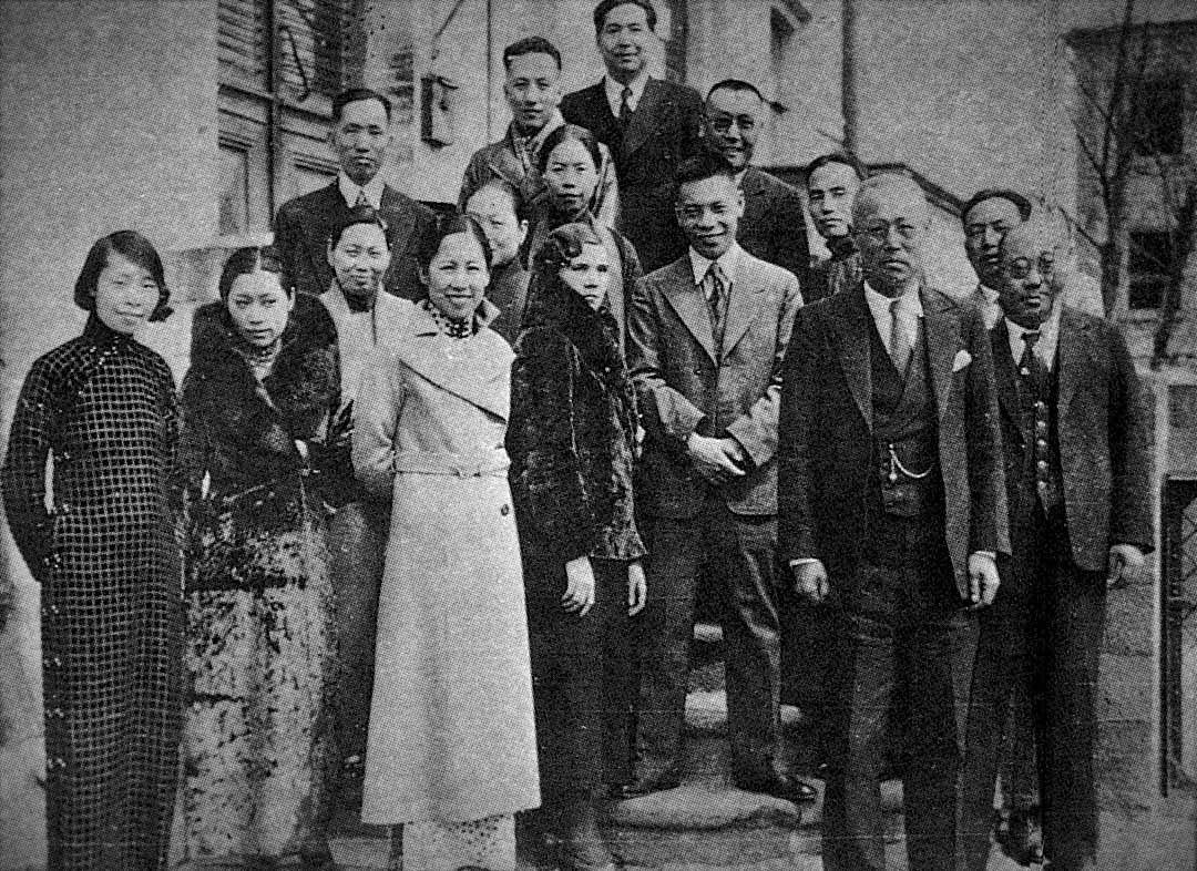 1937年春天，蒋经国夫妇由俄归国前夕，与中国驻苏联大使馆人员合照。