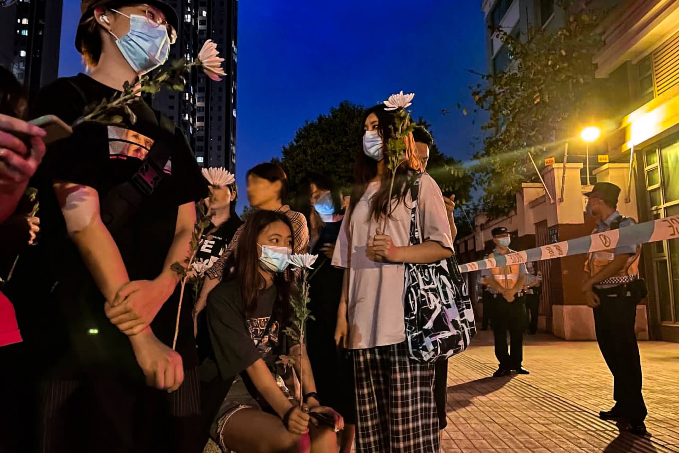 成都49中門口,那些手舉菊花、高喊「真相」的人們| 端傳媒 成都49中門口,那些手舉菊花、高喊「真相」的人們| 端傳媒