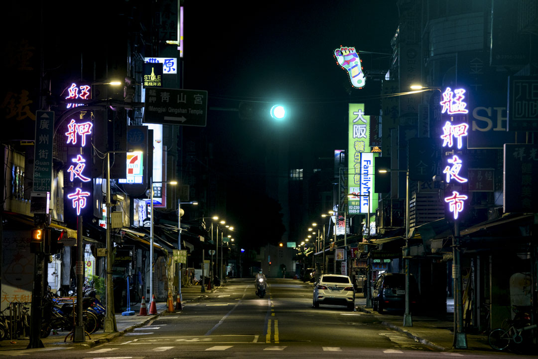 受疫情影响，艋舺夜市全面歇业，万华餐饮业大受打击。