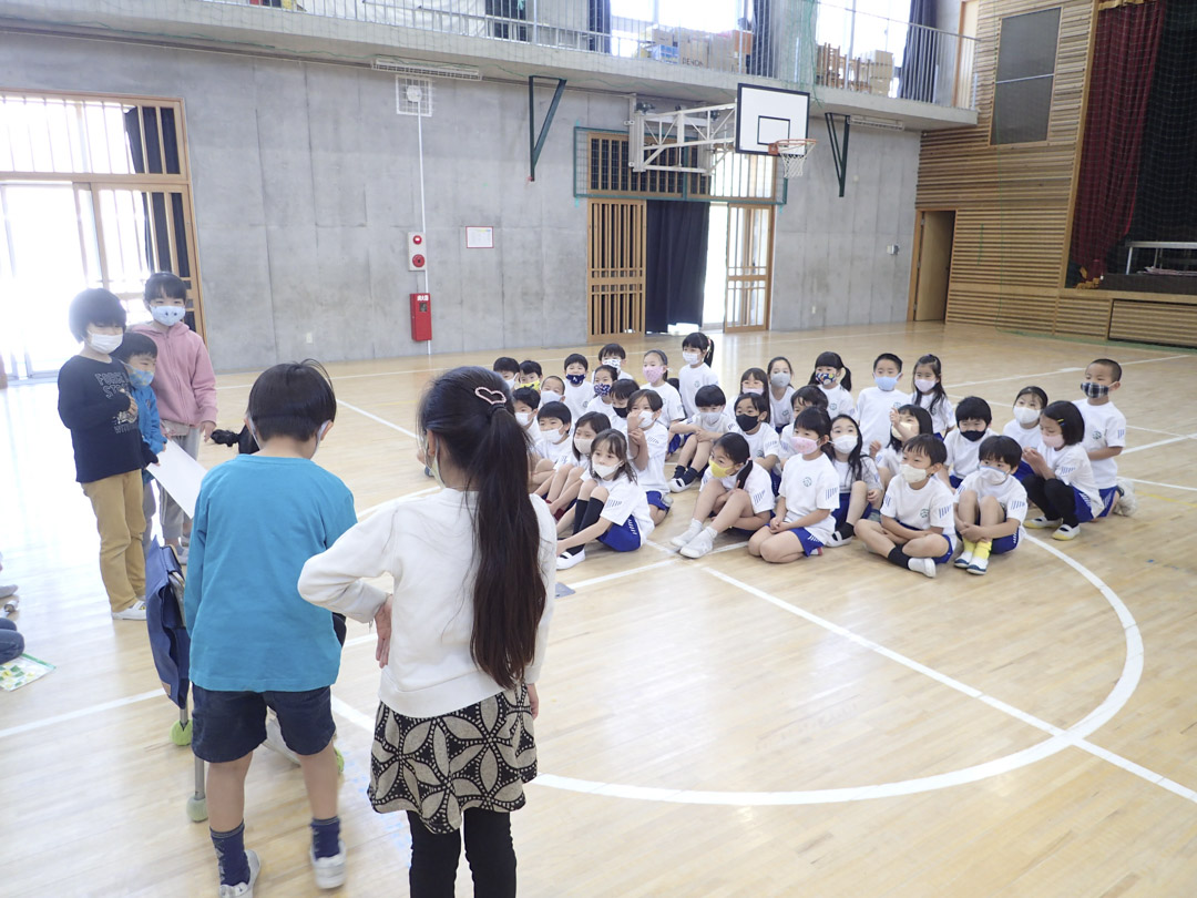 和光小学二年级学生为一年级学生制作了芝麻芝麻糊，并将其作为礼物送给了学生。