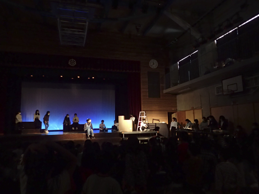 和光小学中高年级戏剧组的学生在舞台上表演。