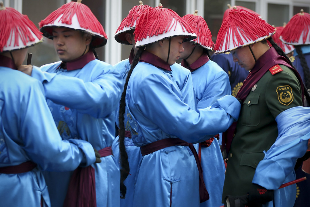 2013年2月9日，春節廟會上有警察扮成清朝人參與活動。